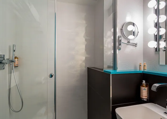 La Parizienne - Proche Montparnasse Hotel París